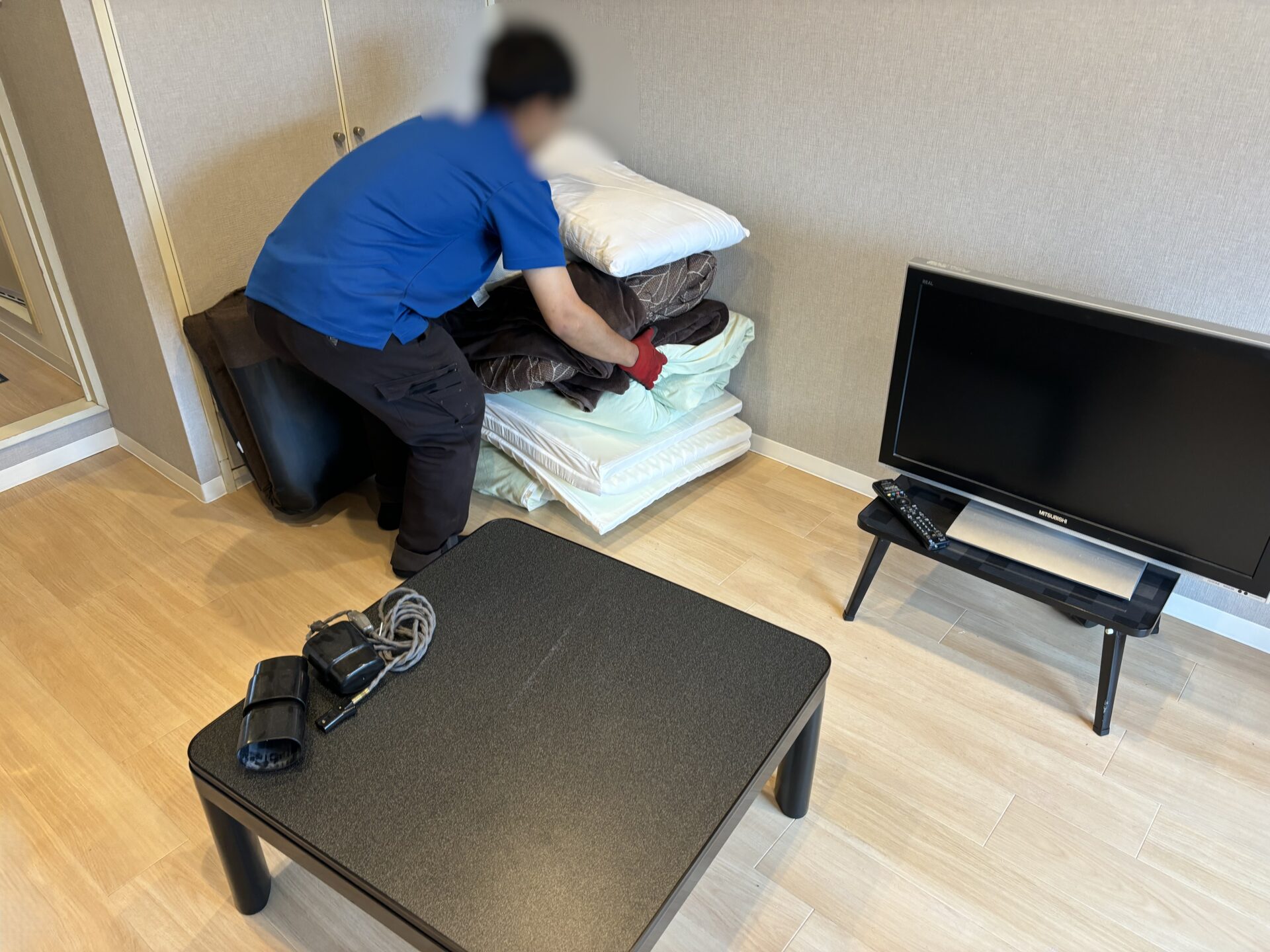 「引越しに伴い不要になった布団や冷蔵庫などを回収しました」作業写真