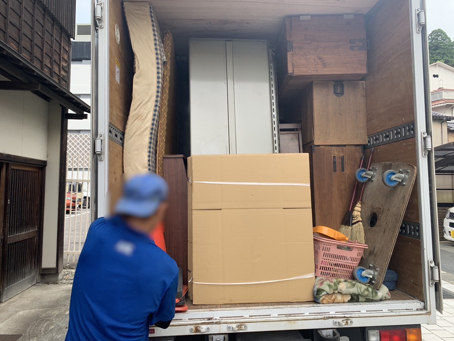 「ベッド一式、布団、すのこ、家電類などを回収しました」作業写真