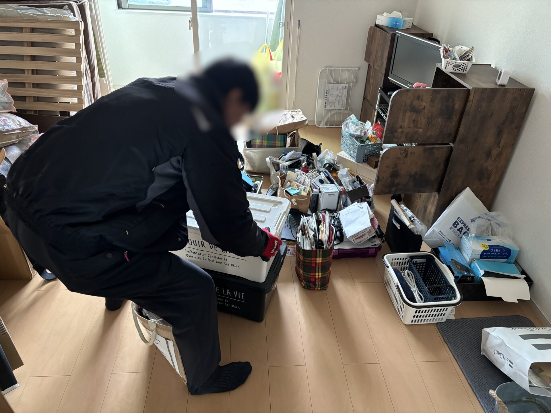 「1Kのアパートのお部屋から棚やテレビなどを回収しました」作業写真