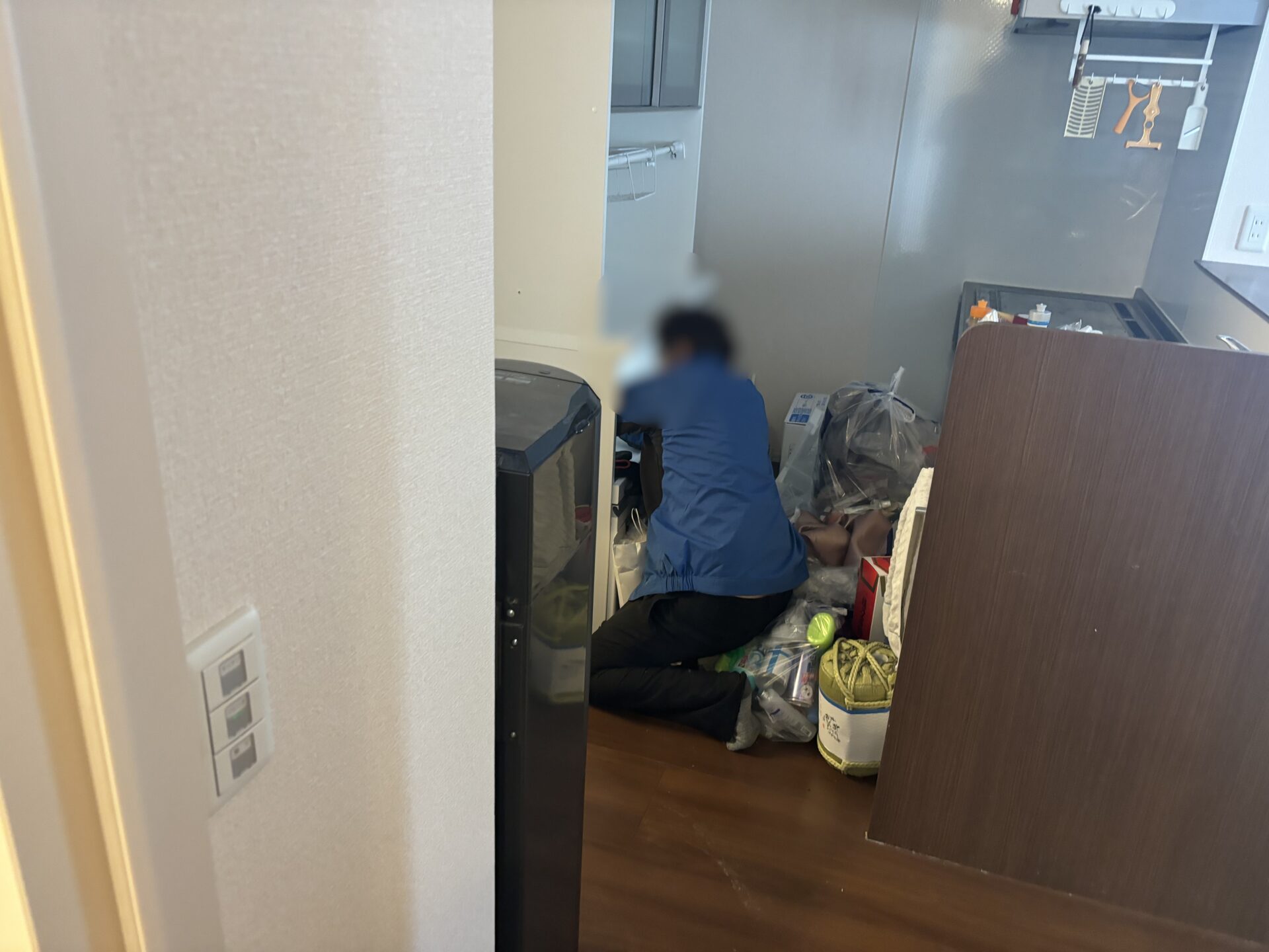 「引越しに伴い不要になった机や椅子、布団などを回収しました」作業写真
