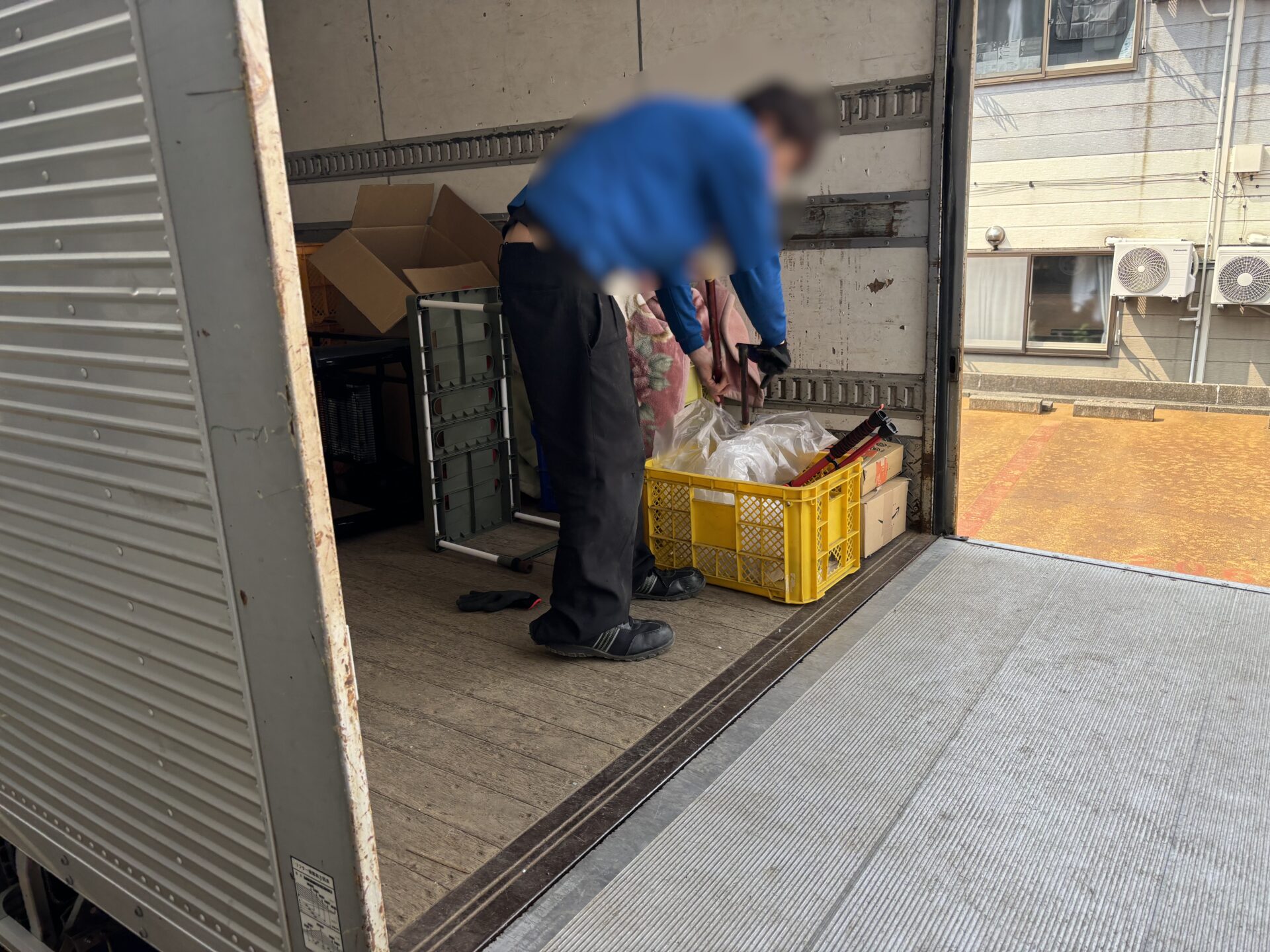 「アパートの1DKのお部屋から冷蔵庫や洗濯機などを回収しました」作業写真